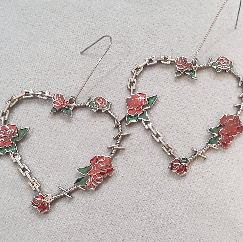 Gothic Heart Chain Link Earrings with Rose and Barbed Wire / Rose Dangle Earring - Picture 3 of 9